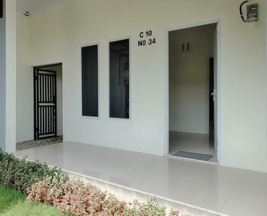RedDoorz Syariah @ Danesti Homestay Near Bandara Sultan Hasanuddin