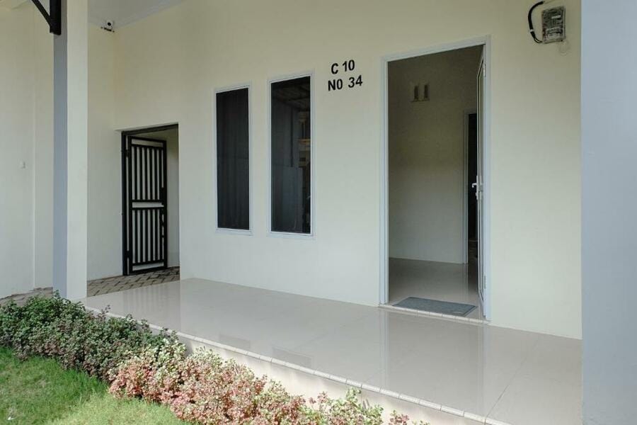 RedDoorz Syariah @ Danesti Homestay Near Bandara Sultan Hasanuddin