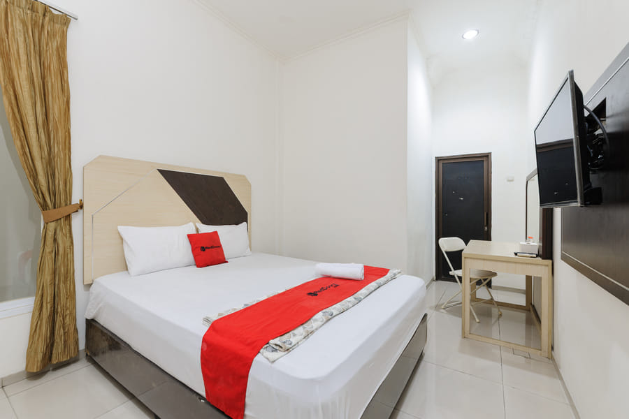 RedDoorz @ Jatiwaringin near Exit Toll Pondok Gede