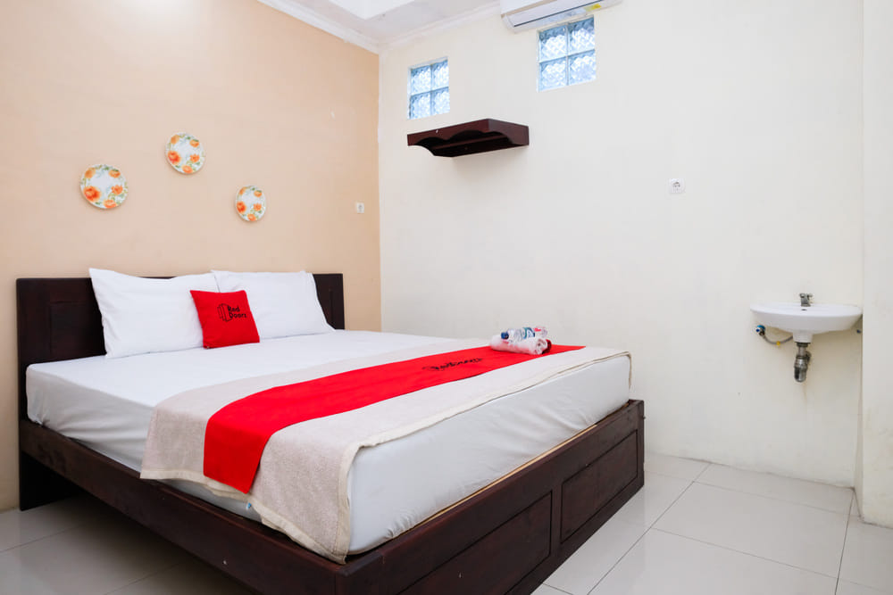 RedDoorz Deluxe Room