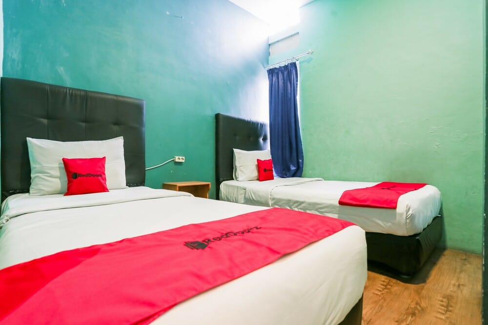 RedDoorz Twin Room