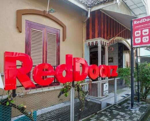RedDoorz @ Golden Inn Tugu Yogyakarta