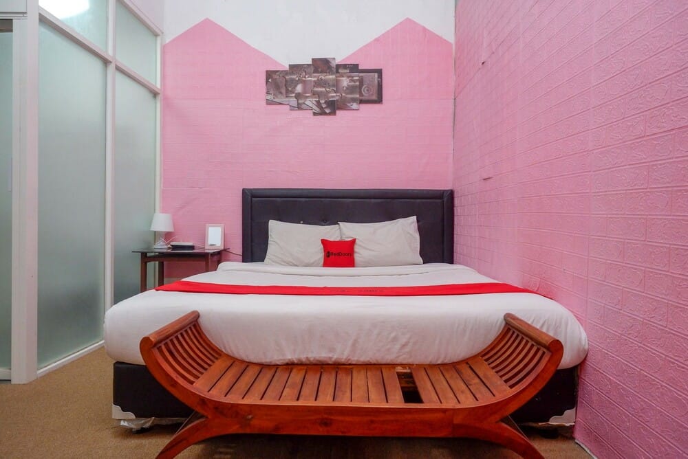 RedDoorz Deluxe Room