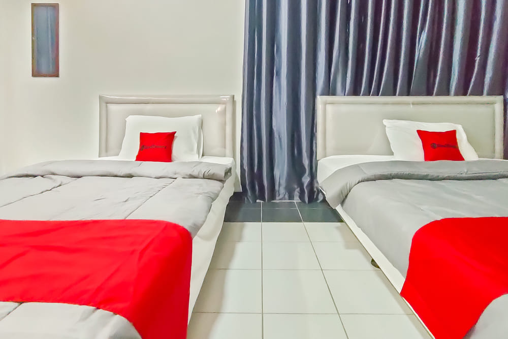 RedDoorz Twin Room
