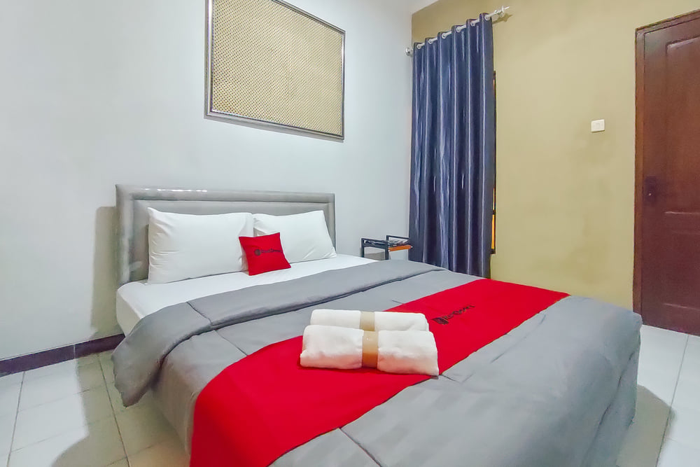 RedDoorz Deluxe Room