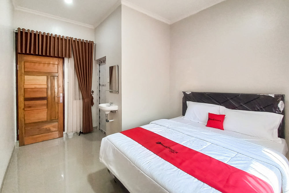 RedDoorz Deluxe Room