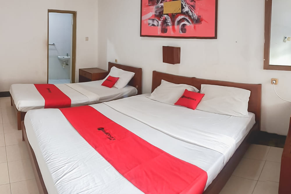 RedDoorz Deluxe Triple Room