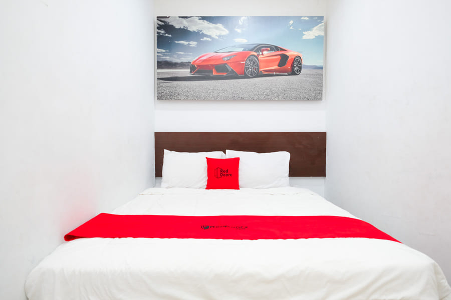 RedDoorz Padang Pasir near Petra University Surabaya