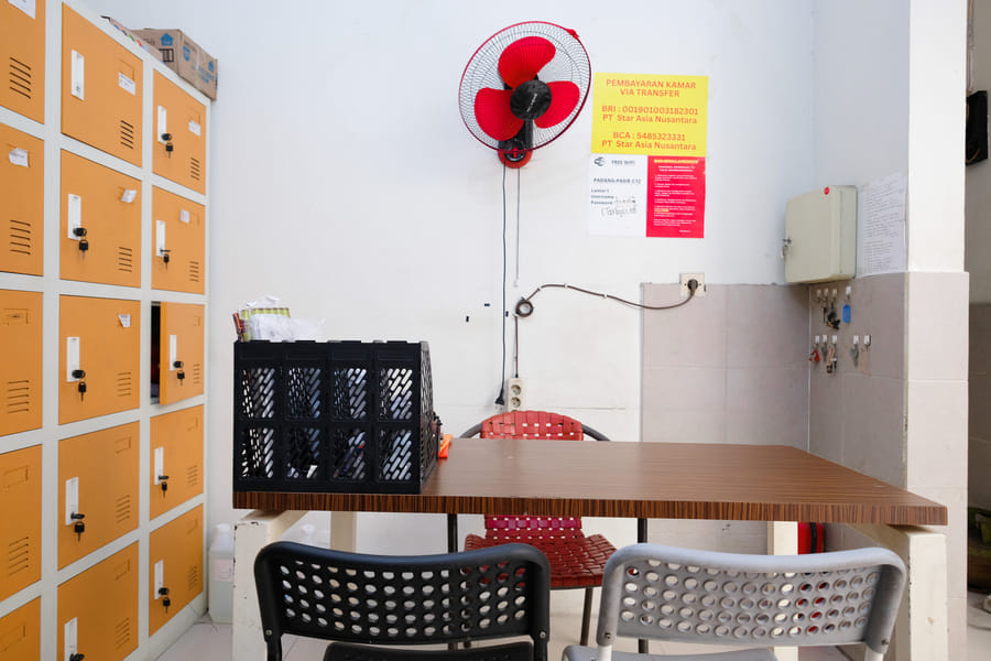 RedDoorz Padang Pasir near Petra University Surabaya