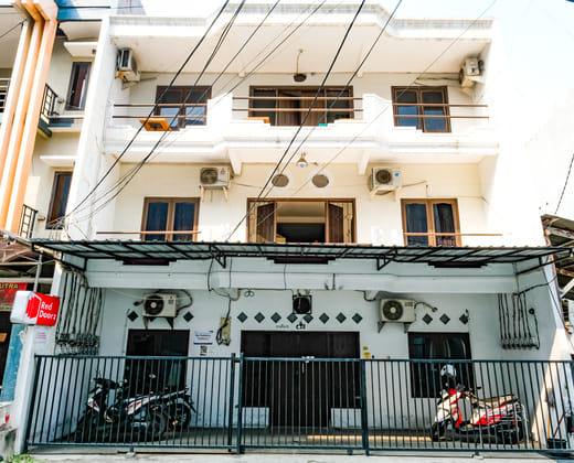 RedDoorz Padang Pasir near Petra University Surabaya