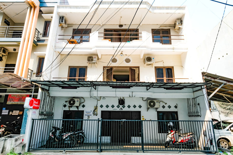 RedDoorz Padang Pasir near Petra University Surabaya