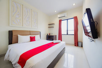 RedDoorz Plus near Ferry Terminal Batam Center