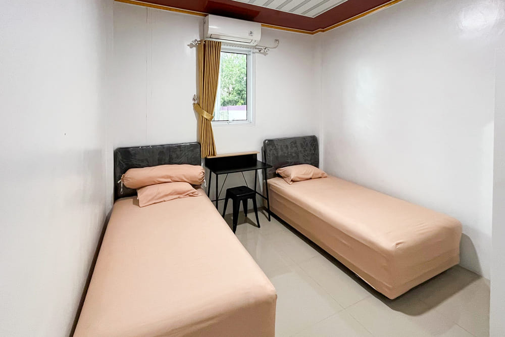 RedDoorz Twin Room