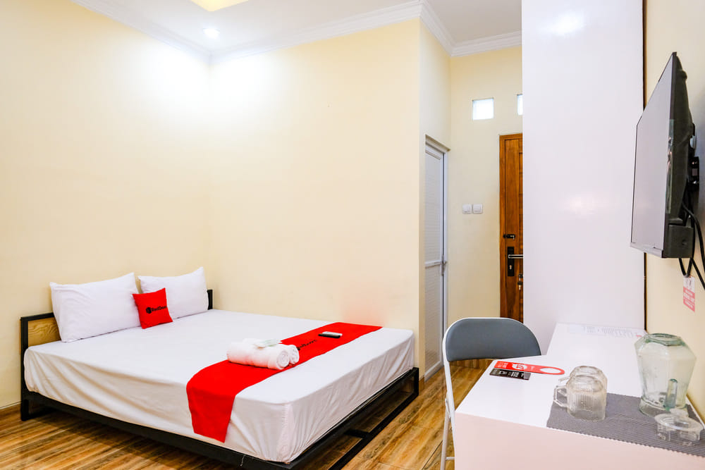 RedDoorz Deluxe Double Room