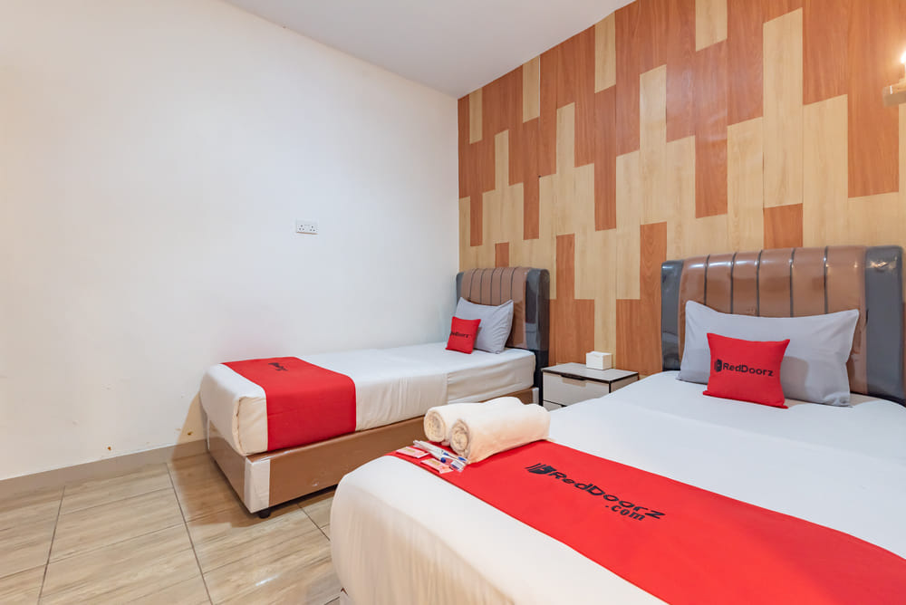RedDoorz Deluxe Twin Room