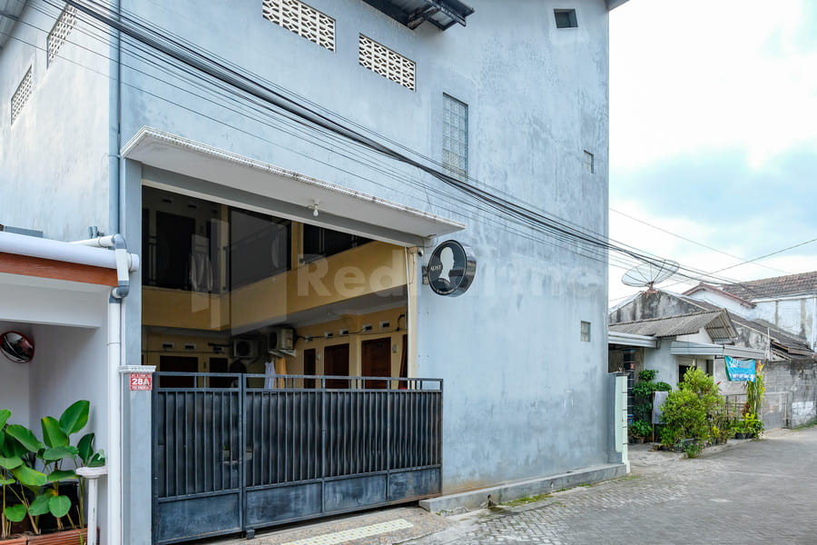 Mas Klimis Guesthouse Pakuwon Mall Mitra RedDoorz