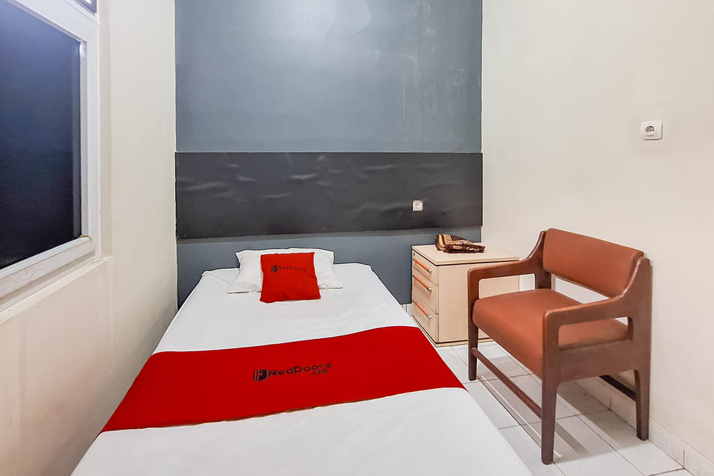 RedDoorz Single Room