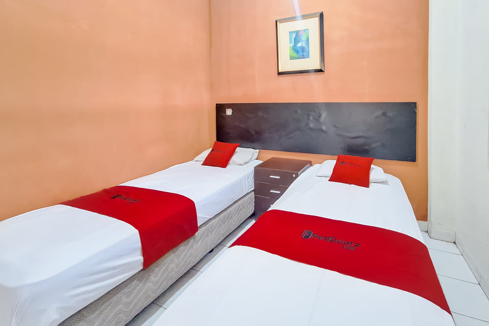 RedDoorz Twin Room