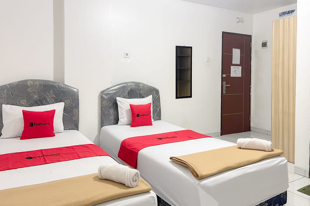 RedDoorz Twin Room