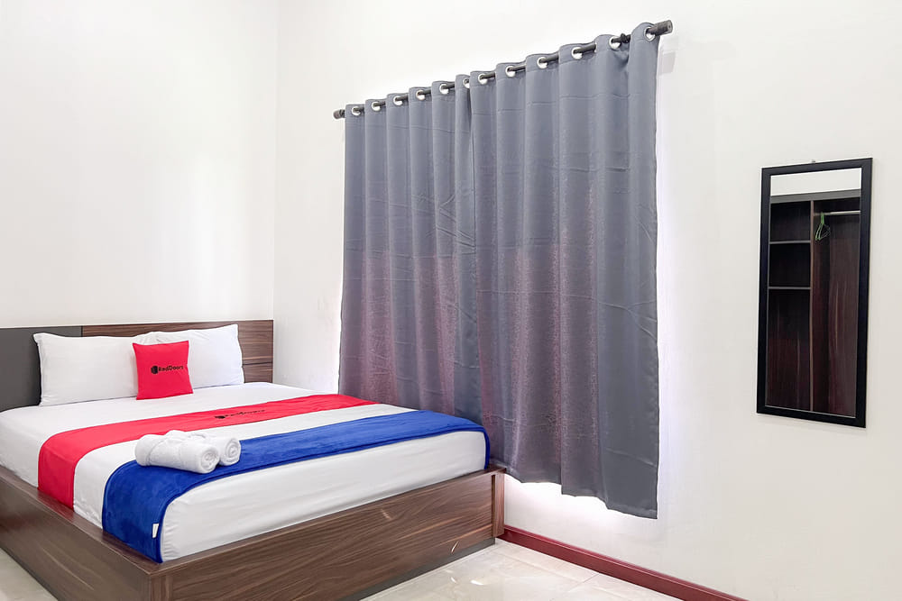 RedDoorz Deluxe Room