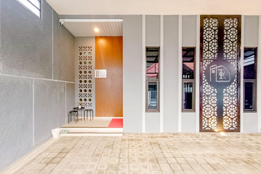 RedDoorz Syariah near Exit Tol Gayamsari Semarang