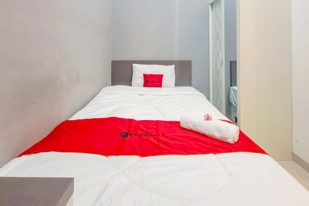 RedDoorz Single Room