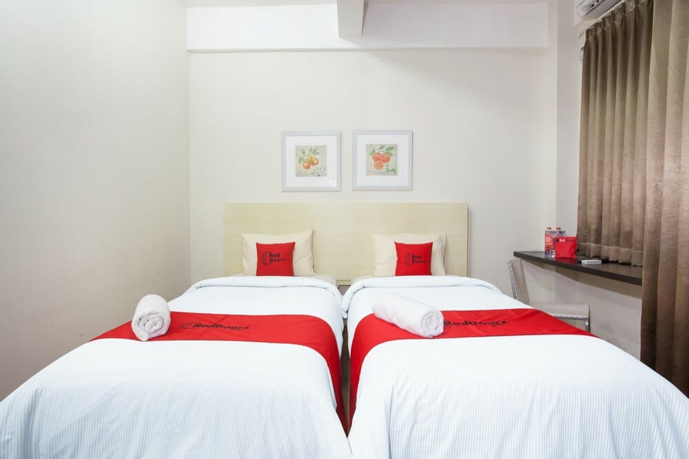 RedDoorz Twin Room
