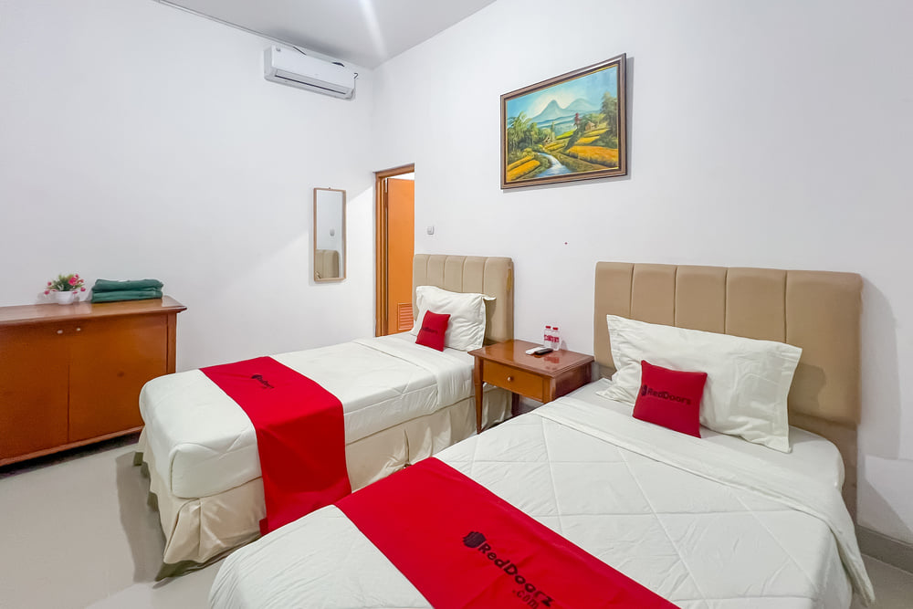 RedDoorz Twin Room