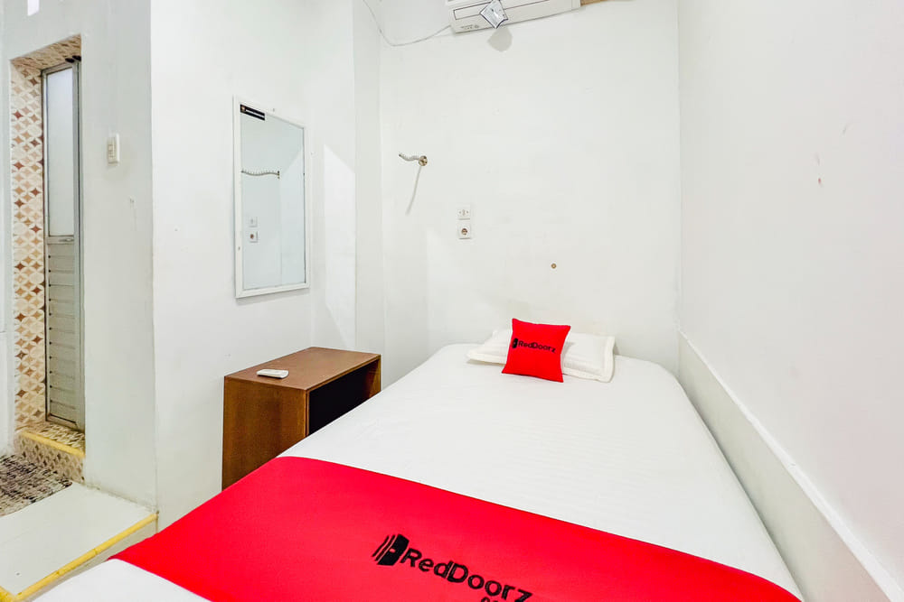 RedDoorz Single Room
