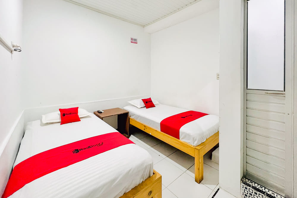 RedDoorz Twin Room