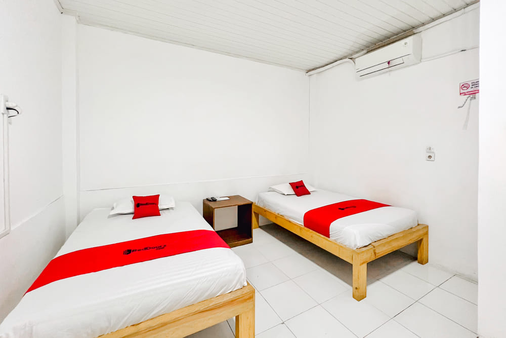 RedDoorz Deluxe Twin Room