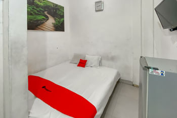 RedDoorz @ Hotel Roda Mas 2 near Gor Satria