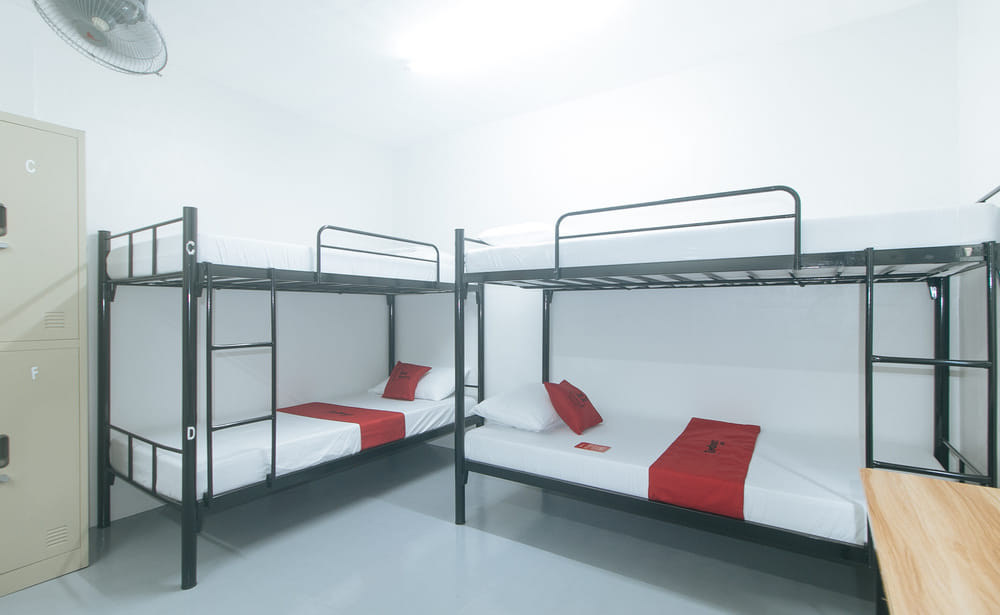 RedDoorz Barkada Fan Room with Shared Bathroom