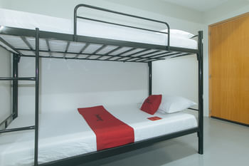 RedDoorz @ Qhouzz near PUP