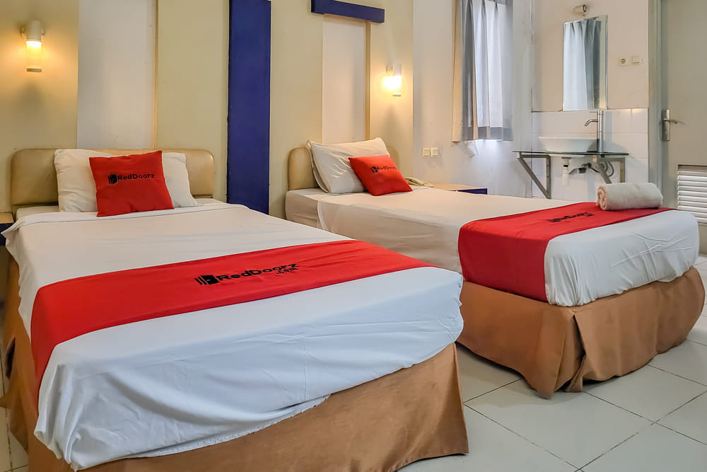 RedDoorz Twin Room