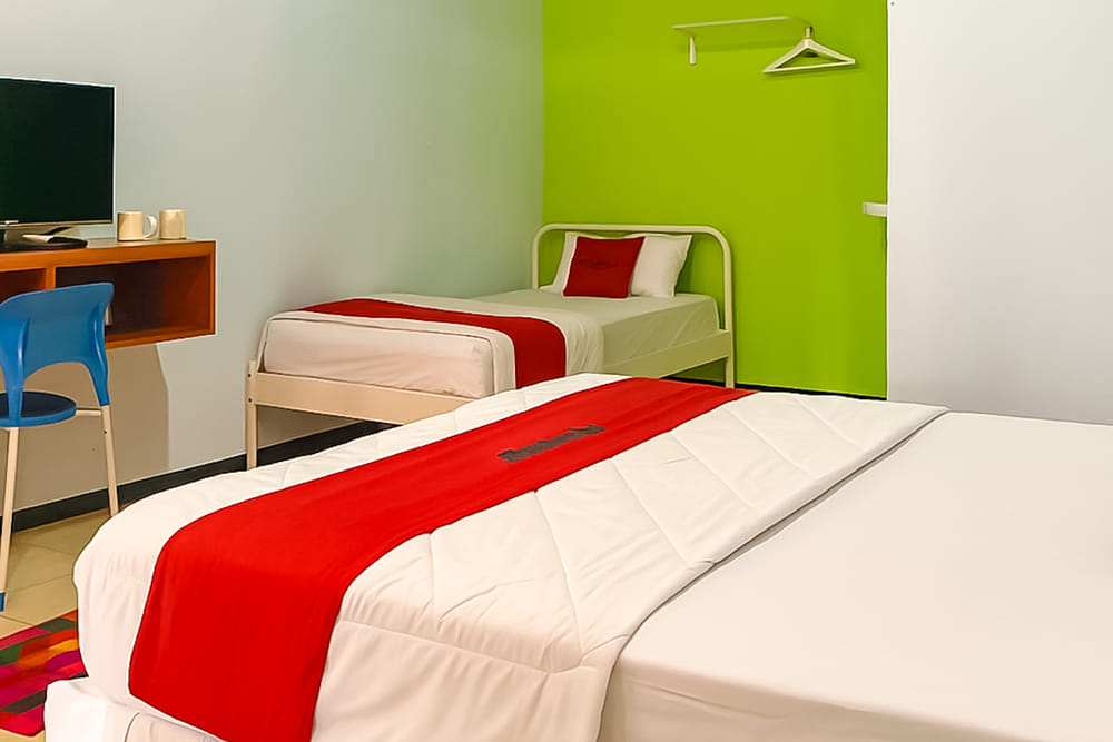 RedDoorz Deluxe Twin Room