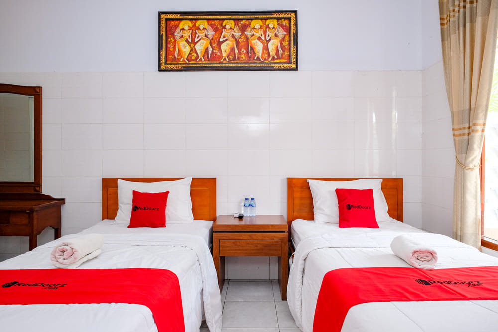 RedDoorz Deluxe Twin Room