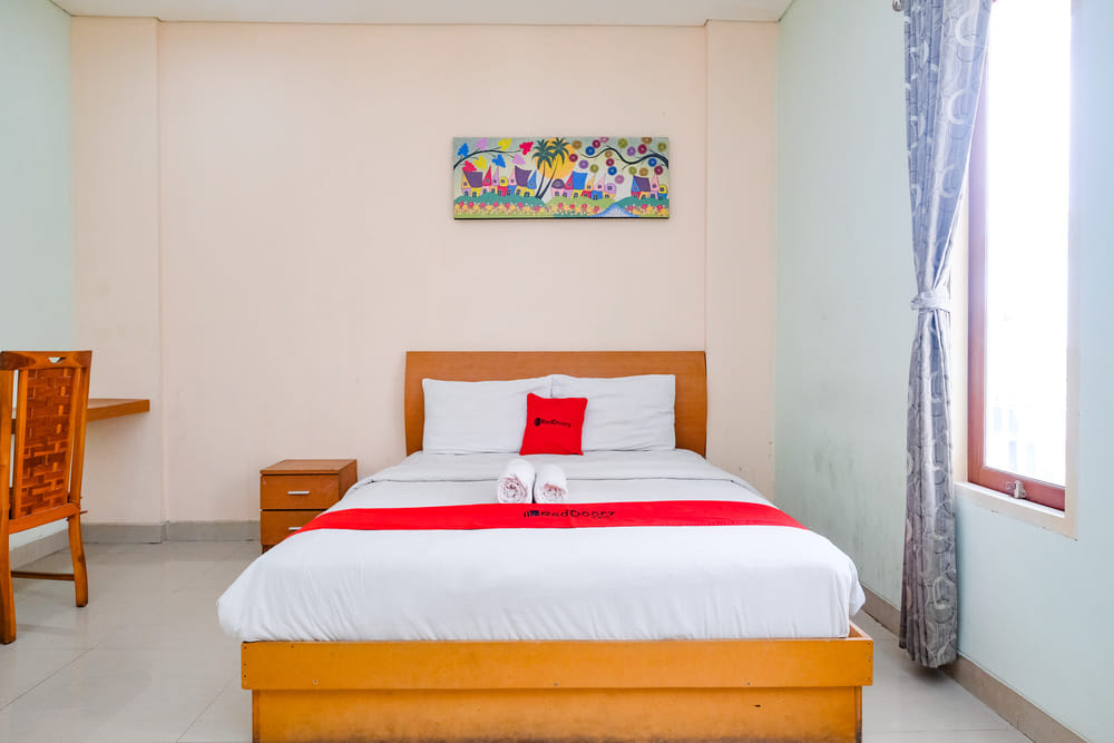RedDoorz Deluxe Room
