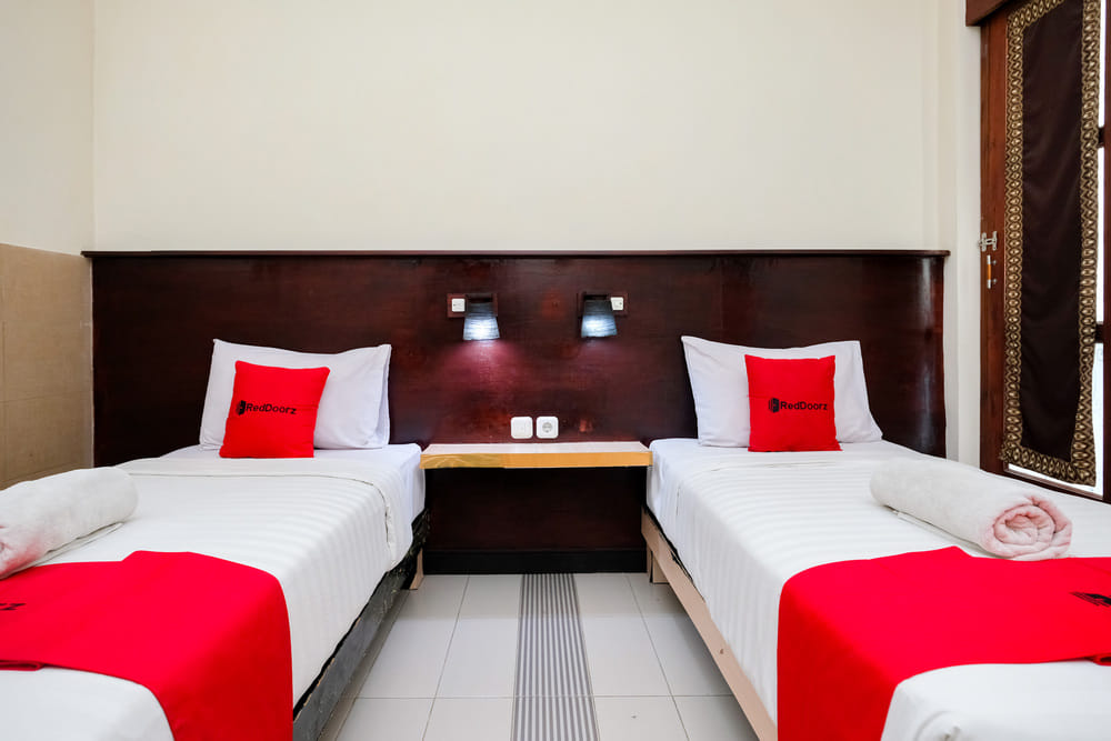 RedDoorz Twin Room