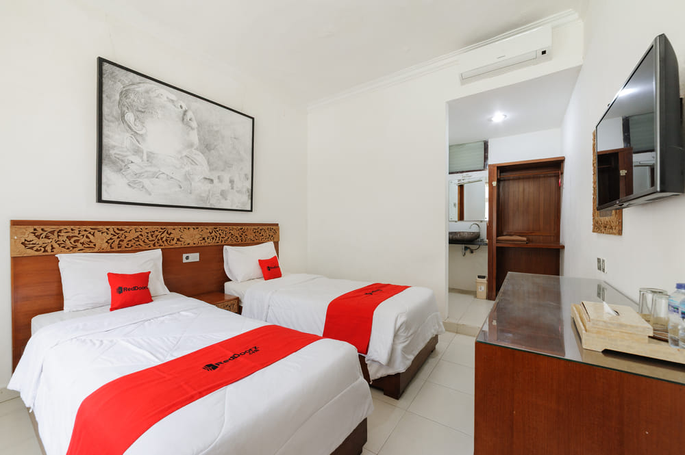 RedDoorz Superior Twin Room