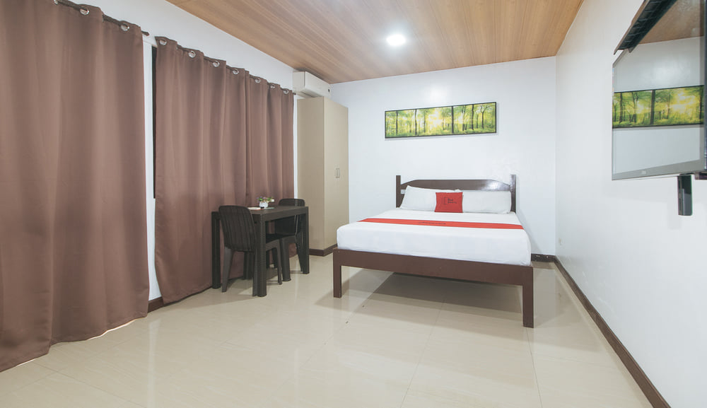RedDoorz Deluxe Room