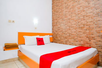 RedDoorz near Hartono Mall