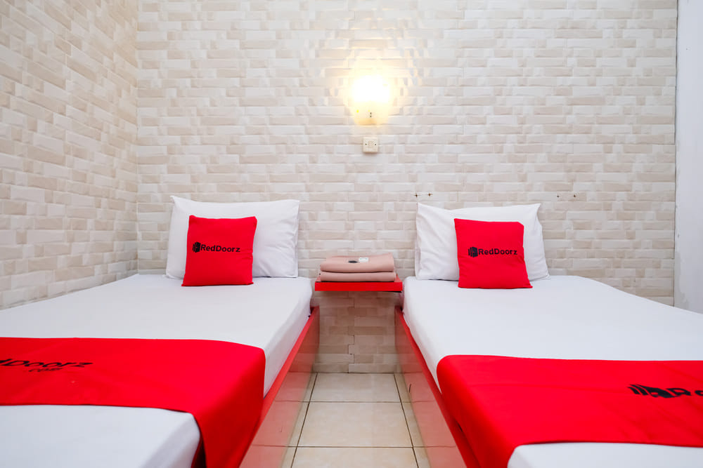 RedDoorz Twin Room