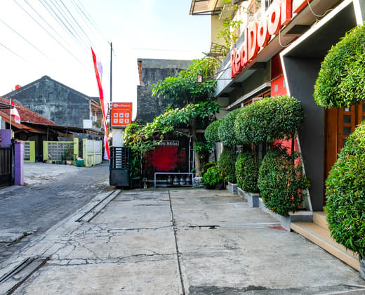 RedDoorz near Hartono Mall