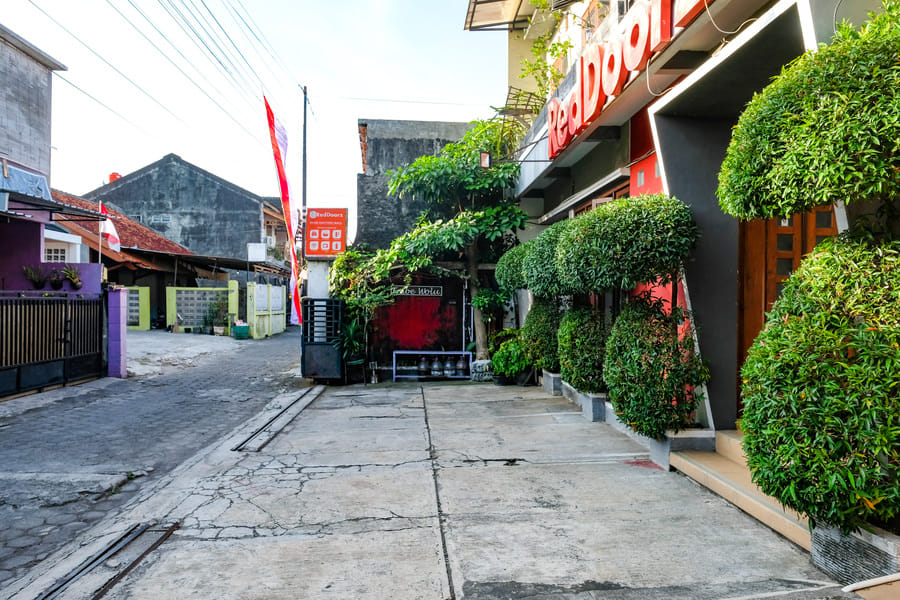 RedDoorz near Hartono Mall