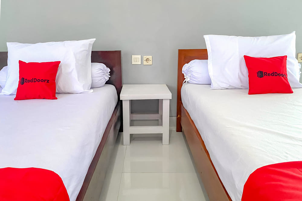 RedDoorz Twin Room