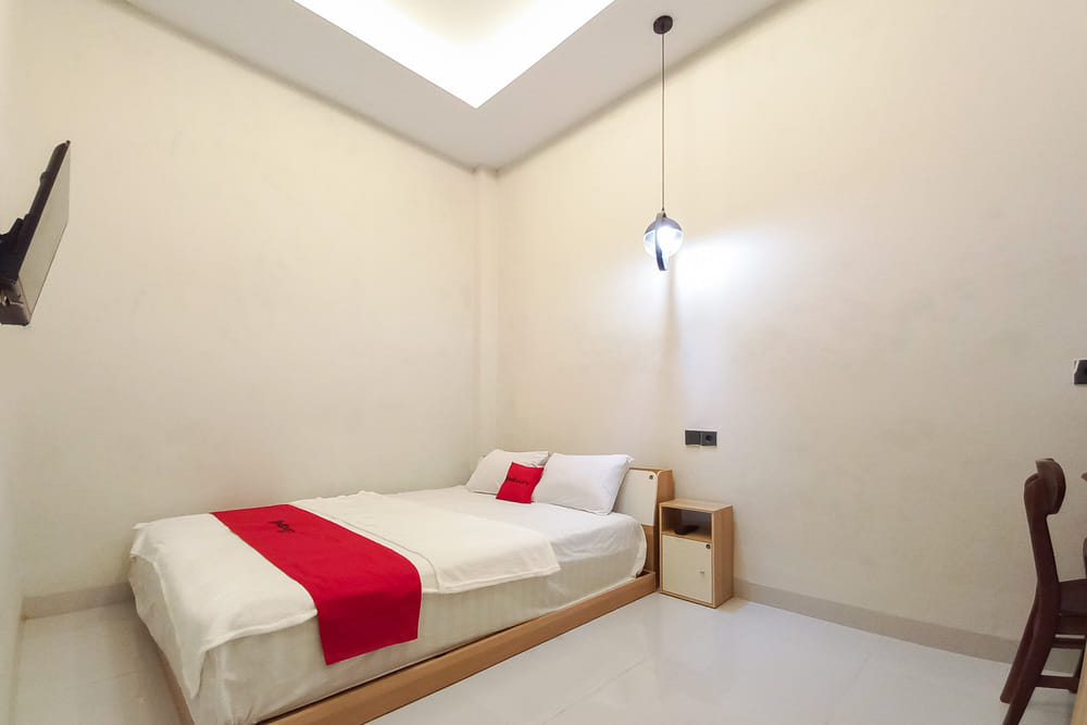 RedDoorz Deluxe Room