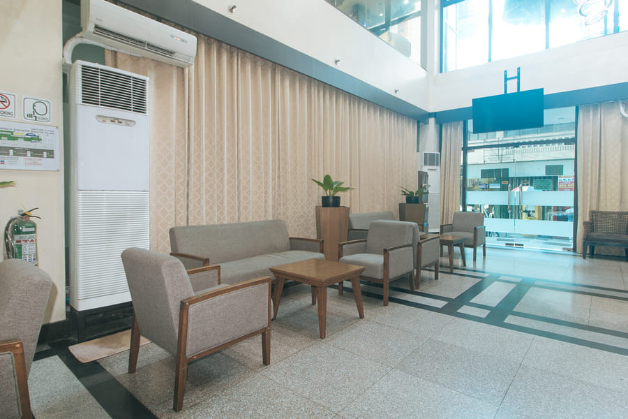 Urban Travellers Hotel by RedDoorz