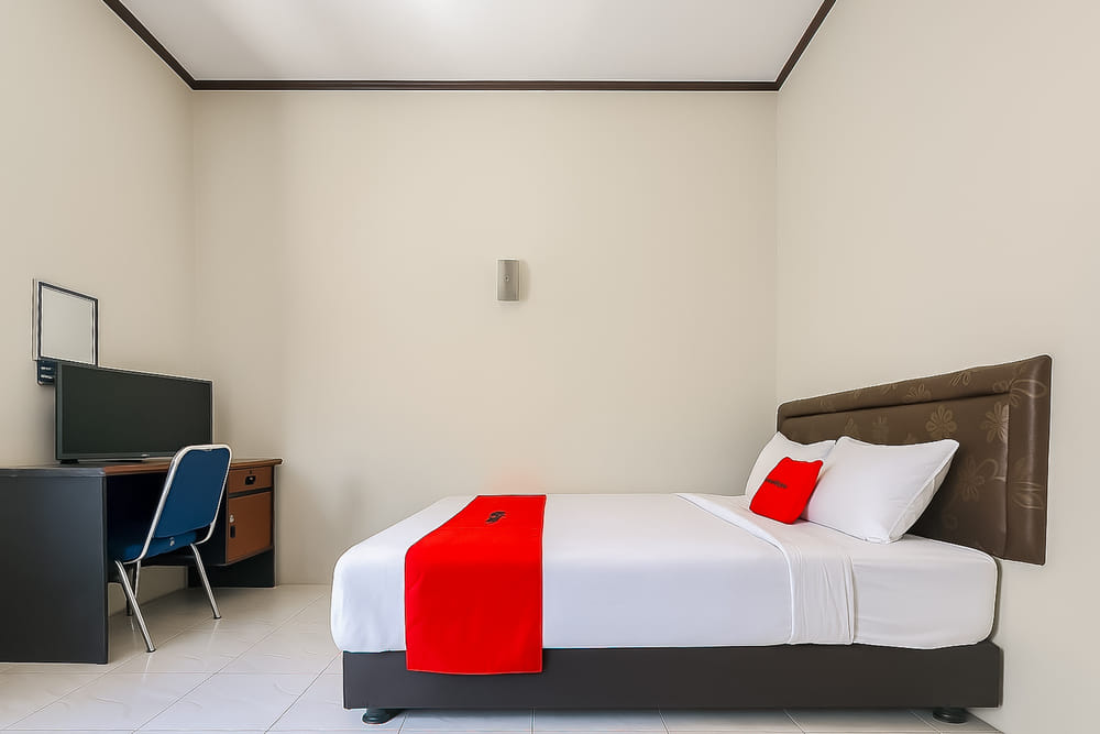 RedDoorz Deluxe Room
