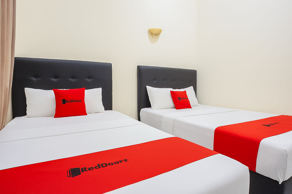RedDoorz Twin Room